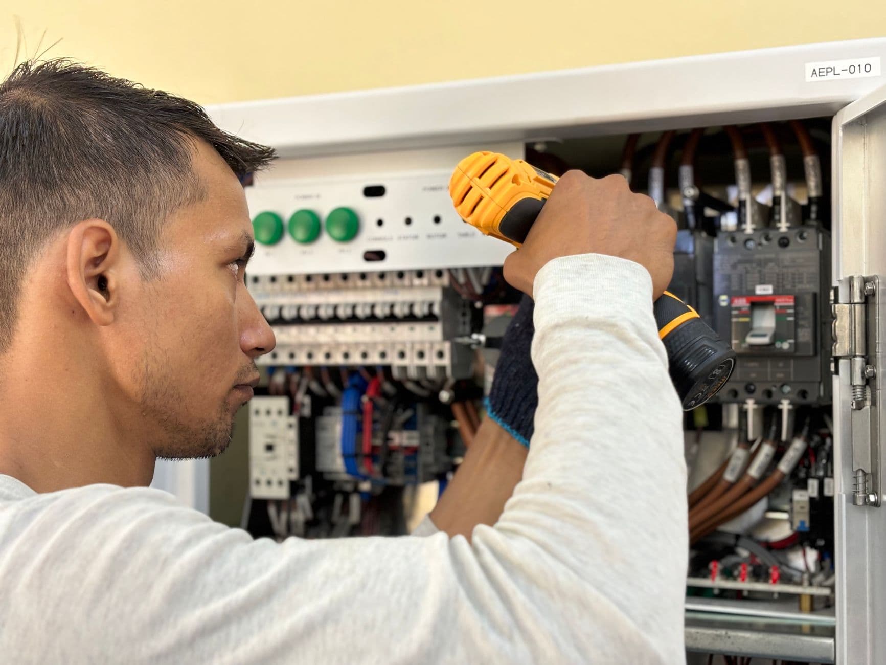 Elektricien herstelt een elektriciteitskast