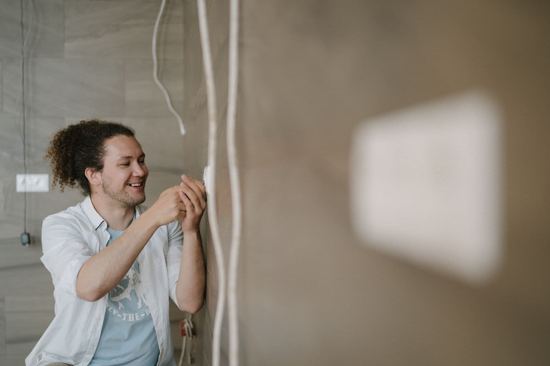Elektricien stelt een stopcontact af in een woning