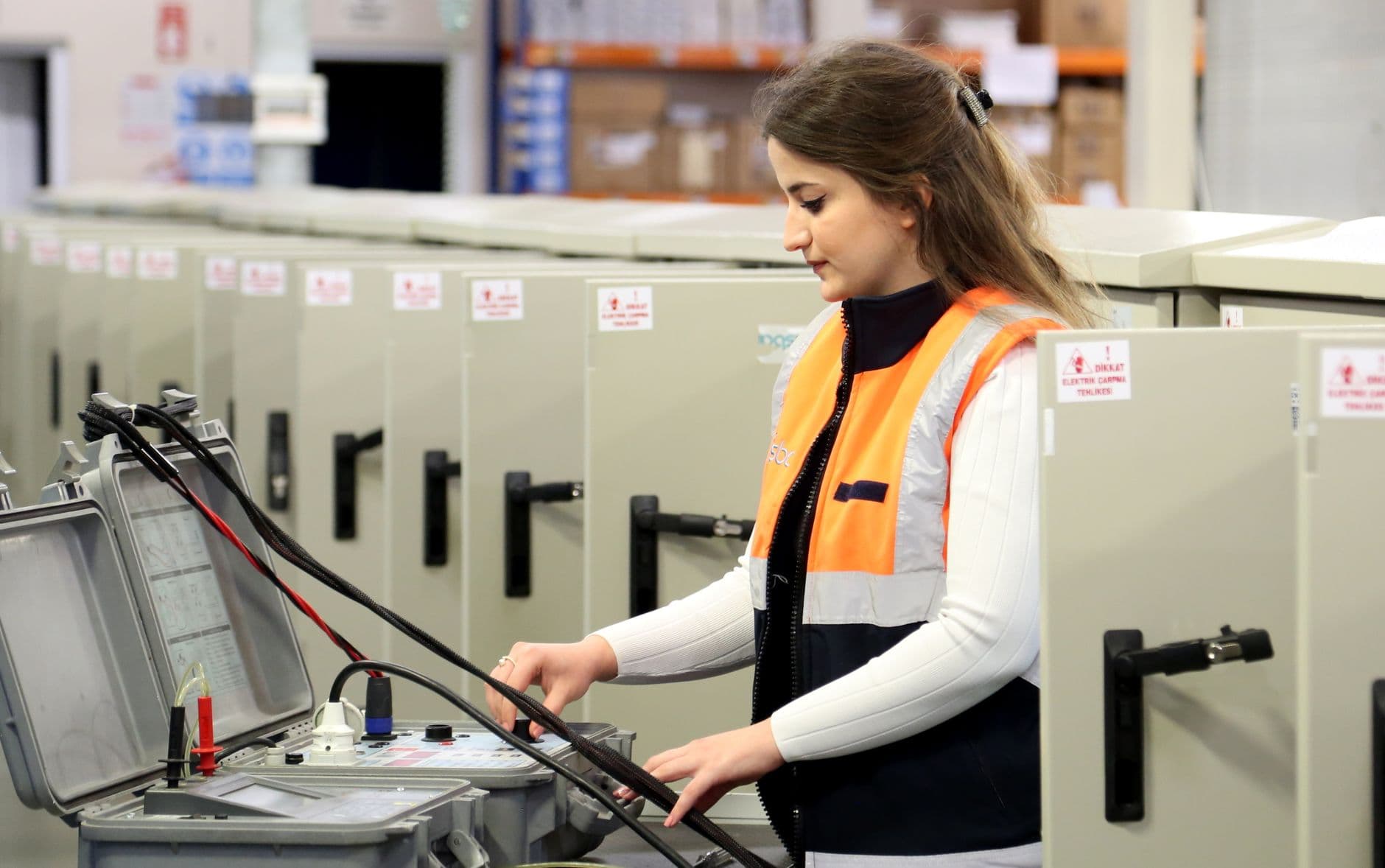 Elektricien in werkkledij controleert elektrische kasten